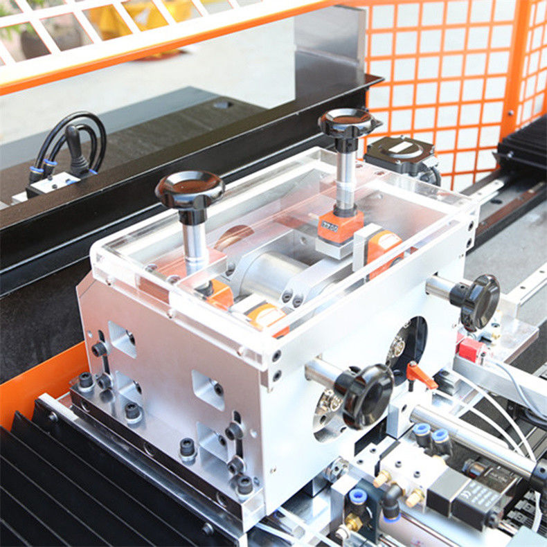 মহামারী-বিরোধী বাফল উৎপাদন সরঞ্জাম SD-R70 উচ্চ-গতি সম্পন্ন R-কোণ ট্রিম করার যন্ত্র স্বয়ংক্রিয় অ্যাক্রিলিক PMMA চাম্পারিং মেশিন